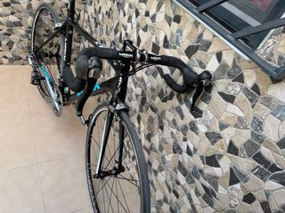 Bicicleta de carretera MEKK Negra  vendo o cambio 