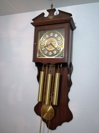 Reloj de pared antiguo de madera