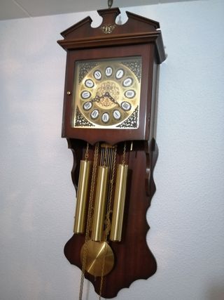 Reloj de pared antiguo de madera