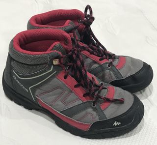 Botas de monte Quechua rojas y grises