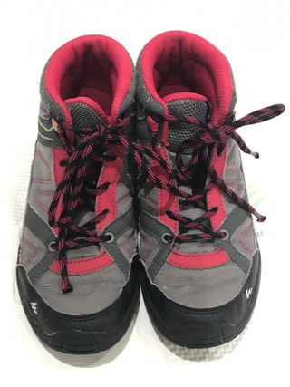 Botas de monte Quechua rojas y grises