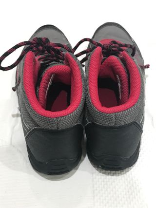 Botas de monte Quechua rojas y grises