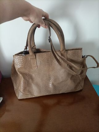 Bolso grande de piel efecto serpiente