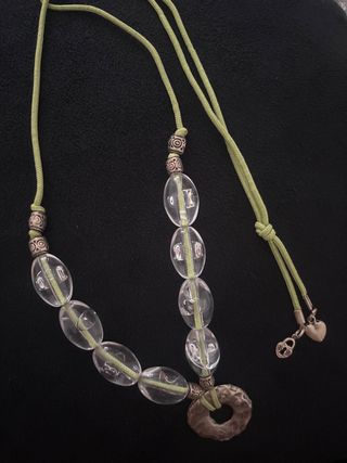 Collar con cuentas transparentes y dije