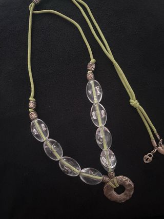 Collar con cuentas transparentes y dije