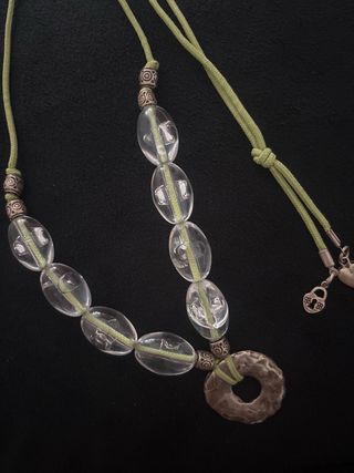 Collar con cuentas transparentes y dije