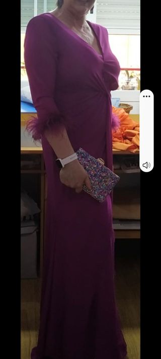 Vestido de fiesta morado con plumas