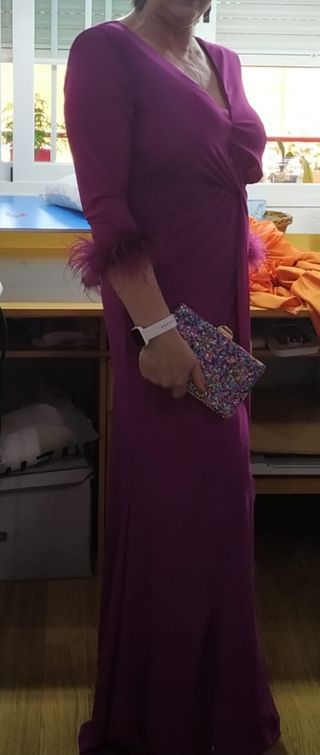 Vestido de fiesta morado con plumas