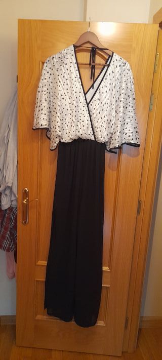 Mono negro y blanco con lunares