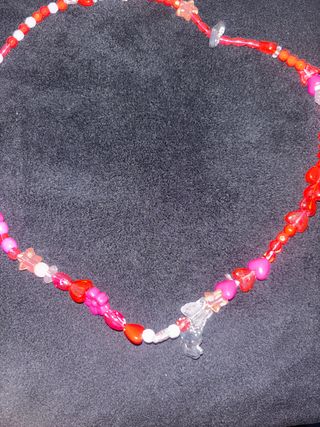 Collar de cuentas con dijes