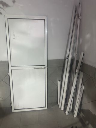 Puerta de aluminio blanca