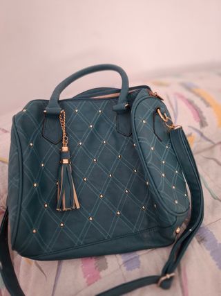 Bolso Teal con Tassel y Tachuelas