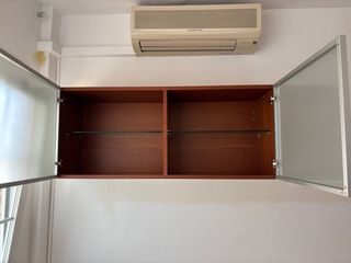 Estantería de madera con puertas de cristal