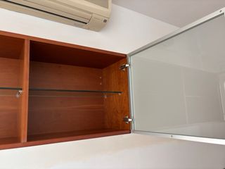 Estantería de madera con puertas de cristal