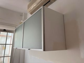 Estantería de madera con puertas de cristal