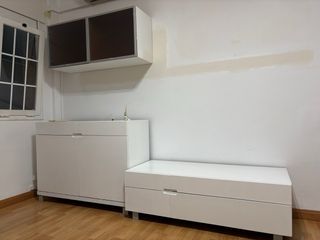 Estantería de madera con puertas de cristal