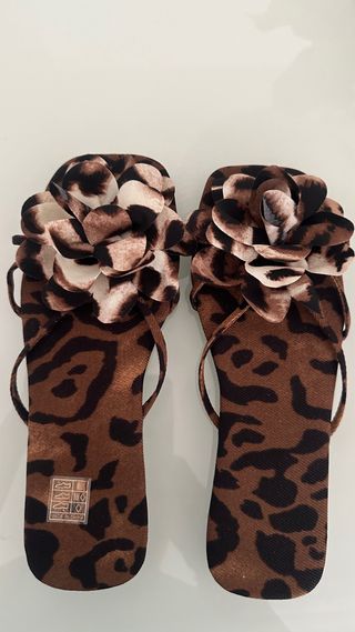 Sandalias con estampado de leopardo y flor