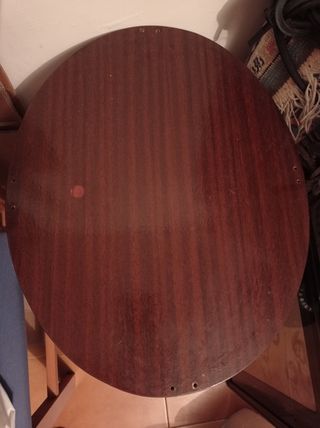 Mesa auxiliar dorada con base de madera