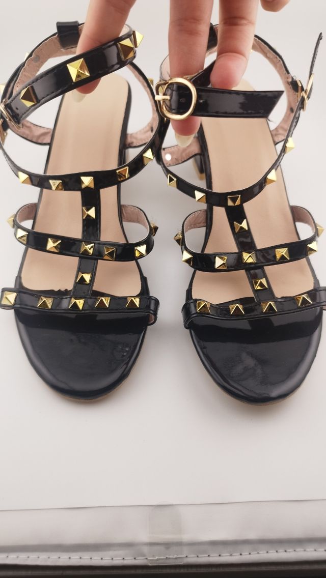 Sandalias de tacón negras con tachuelas doradas