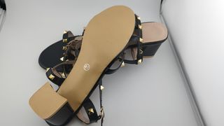 Sandalias de tacón negras con tachuelas doradas