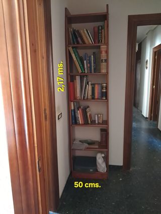 Estantería de madera. 
 7 baldas.