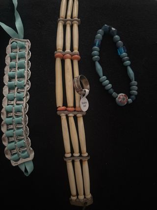 Lote bisutería pulseras, anillo y collar