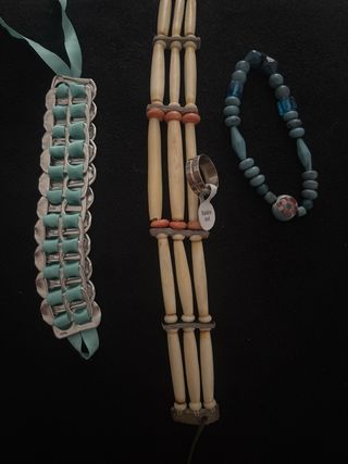 Lote bisutería pulseras, anillo y collar