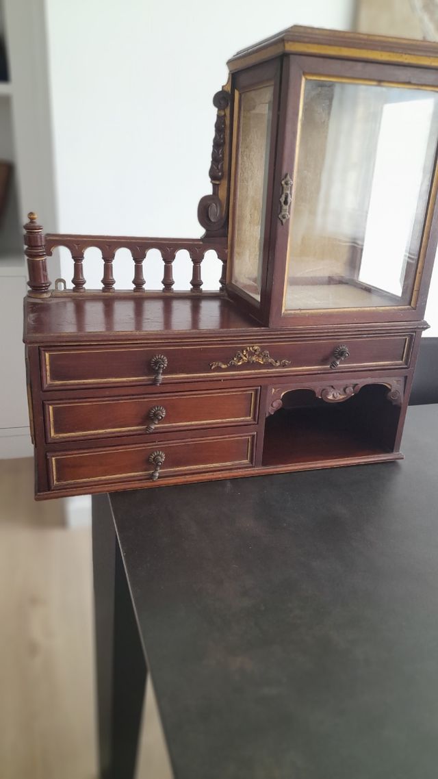 Mueble vitrina de pared con 3 cajones