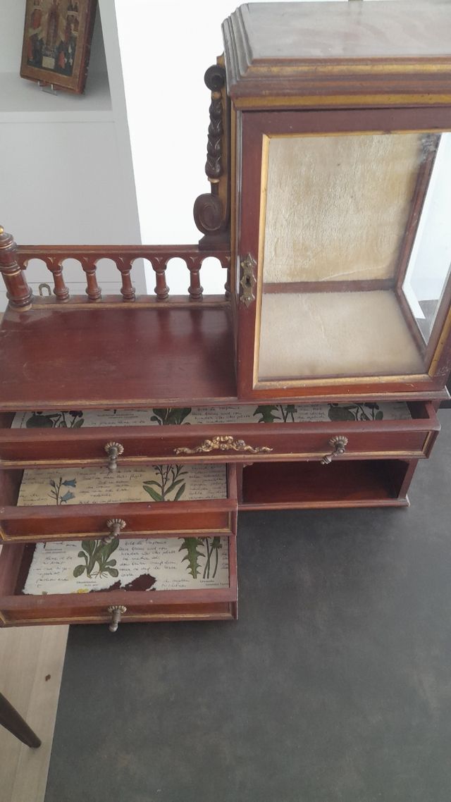 Mueble vitrina de pared con 3 cajones