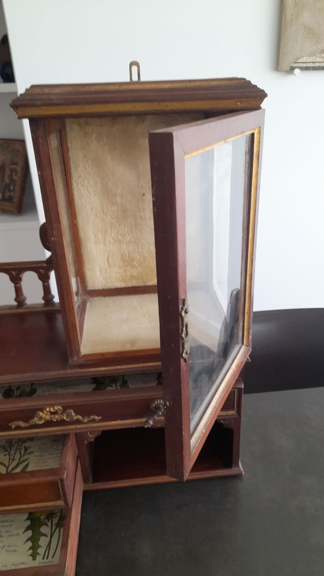 Mueble vitrina de pared con 3 cajones