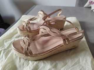 Sandalias doradas de cuña para mujer