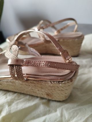 Sandalias doradas de cuña para mujer