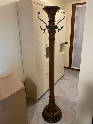 Attaccapanni in legno scuro