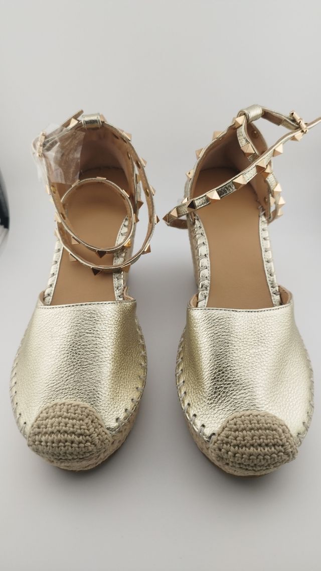 Sandalias cuña doradas con tachuelas