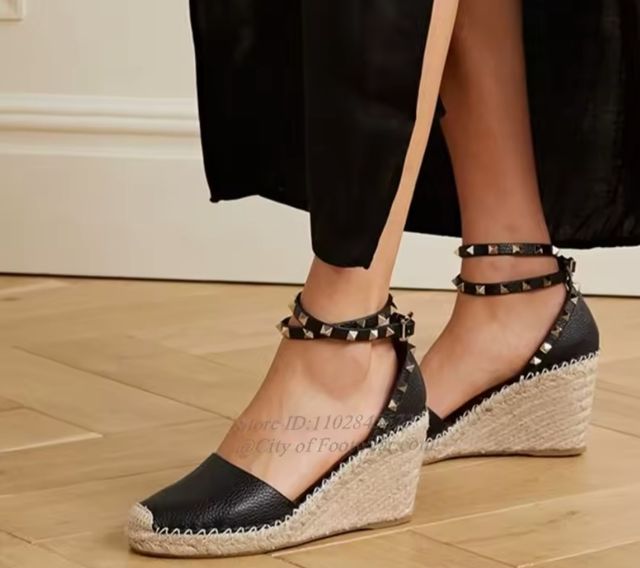 Sandalias cuña doradas con tachuelas