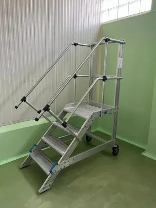 Escalera industrial con ruedas