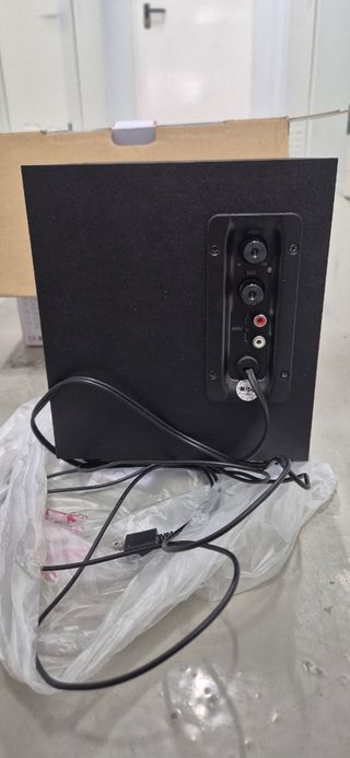 Altavoces Trust 2.1 speaker set.