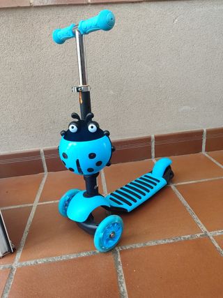 Patinete infantil azul con diseño de mariquita