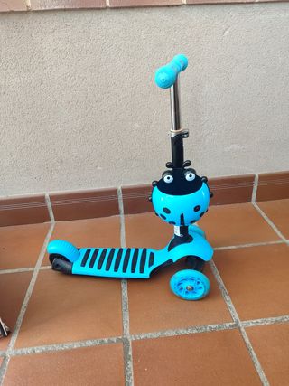 Patinete infantil azul con diseño de mariquita