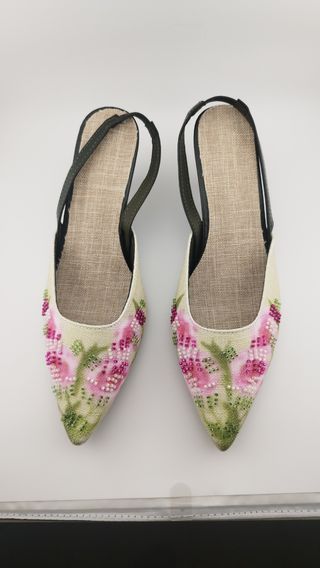 Sandalias de tacón con flores y pedrería