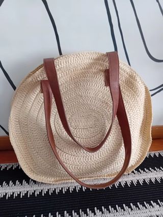 Bolso redondo de paja con asas de cuero