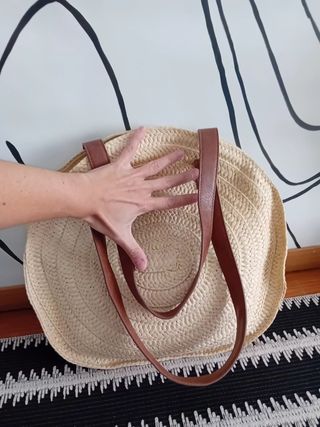 Bolso redondo de paja con asas de cuero