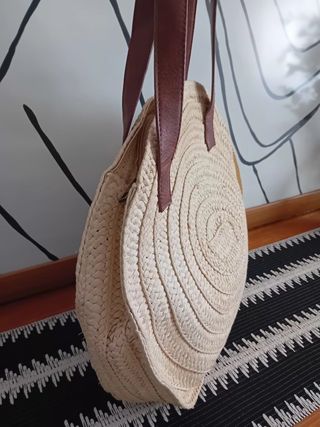 Bolso redondo de paja con asas de cuero