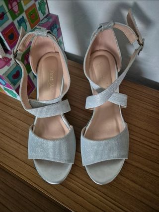 Zapatos de fiesta plateados y cartera