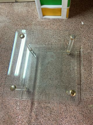 Mesa de cristal con patas doradas