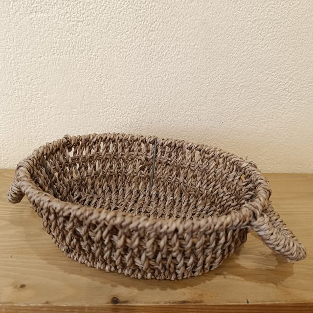 Cesta de mimbre pequeña con asas