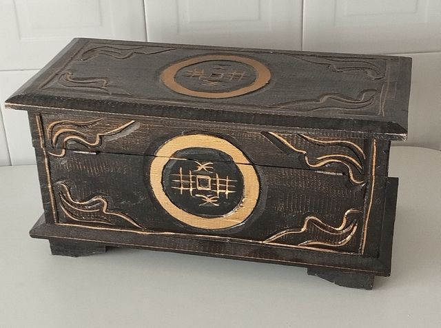 Caja de madera decorada con motivos dorados