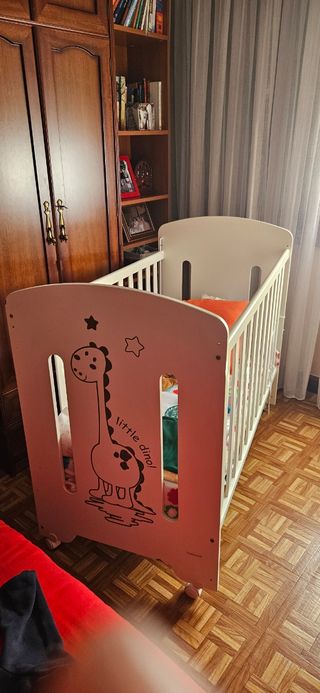 Cuna de madera con diseño de dinosaurio