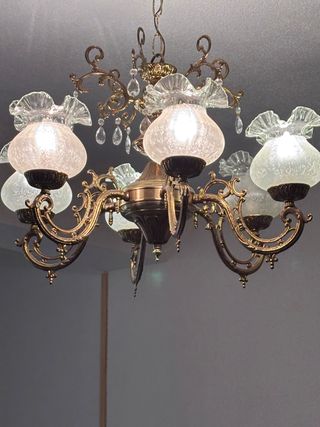 Lámparas de techo doradas con tulipas de cristal 