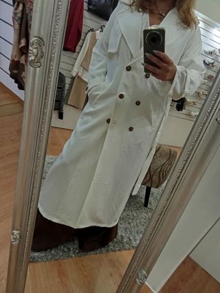 Gabardina blanca